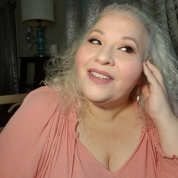 Meet your Posher, Nicole - Picture 2 of 6